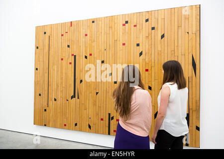 Londra, Regno Unito. Il 28 aprile 2015. Due White Cube dipendenti guarda le regole di base (Libera buttare possibilità) 2014 illustrazioni, di pavimenti in legno da un campo di pallacanestro. La mostra "Libertà di montaggio", il nuovo lavoro di artista americano Theaster Gates apre al White Cube Gallery in Bermondsey, Londra. Le opere sono in mostra dal 29 aprile al 5 luglio 2015. Foto Stock