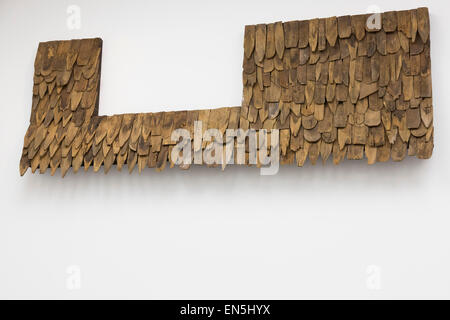 Londra, Regno Unito. Il 28 aprile 2015. Nella foto: Titi Teak 2014, il legno e la carta di copertura. La mostra "Libertà di montaggio", il nuovo lavoro di artista americano Theaster Gates apre al White Cube Gallery in Bermondsey, Londra. Le opere sono in mostra dal 29 aprile al 5 luglio 2015. Foto Stock