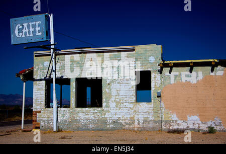 Un deserto cafe si trova sotto il sole di Yucca, Arizona il 16 ottobre 2011. Foto Stock