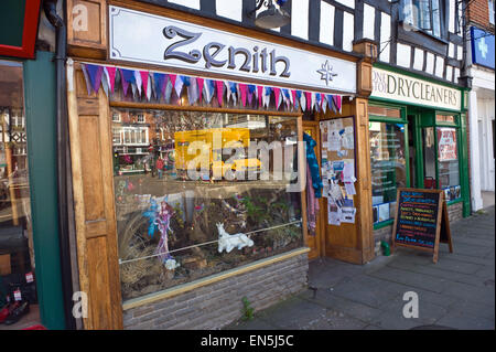 I cristalli di Zenith + negozio di abbigliamento & lavanderie a secco Negozio sulla piazza di mais nella città di Leominster Herefordshire England Regno Unito Foto Stock