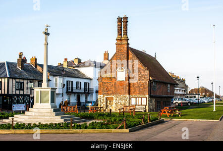 Opinabile medievale Hall di Aldeburgh, Suffolk, Regno Unito, costruito nel 1520, con il villaggio memorial cross a sinistra. Foto Stock