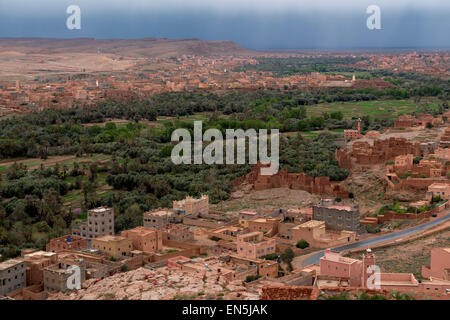 Tinghir, Marocco. Colline ai piedi delle montagne Atlas. Foto Stock