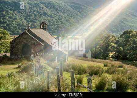 La chiesa del villaggio di Buttermere retroilluminati da una forte sunbeam, Parco Nazionale del Distretto dei Laghi, Cumbria, Inghilterra Foto Stock