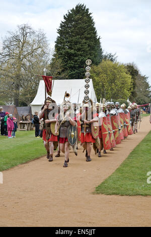 Il Ermine Street guard esercito romano rievocazione team display Foto Stock