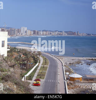 Spanien, Andalusien, Costa del Sol, Blick auf Strand Arco de Torreblanca Skyline und der Stadt Foto Stock