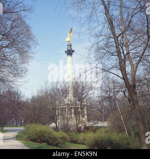 Deutschland, Bayern, München, Blick auf den Friedensengel im Frühling Foto Stock