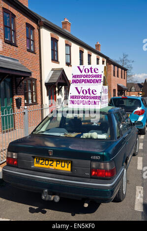 Elezioni generali 2015 votazione Herefordshire Indepenent cartelloni sul tetto delle auto in città di Leominster Herefordshire England Regno Unito Foto Stock