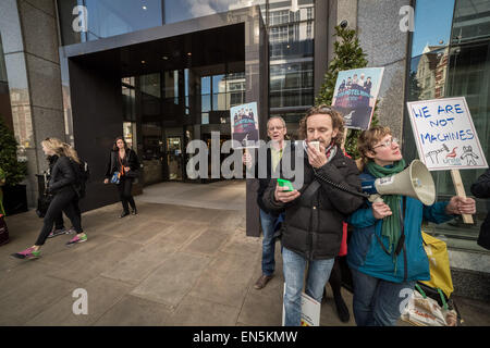 Londra, Regno Unito. 28 Aprile, 2015. Protesta dei lavoratori al di fuori di Hilton Metropole Hotel Credito: Guy Corbishley/Alamy Live News Foto Stock