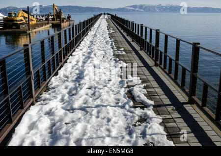 Vista parzialmente coperto pier con neve, Lake Tahoe Foto Stock