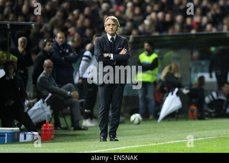 Udine, Italia. 28 Aprile, 2015. Roberto Mancini Inter Head Coach guarda durante il campionato italiano di una partita di calcio tra Udinese Calcio e FC Internazionale Milano Martedì 28 Aprile 2015 in Friuli Stadium di Udine. Credito: Andrea Spinelli/Alamy Live News Foto Stock