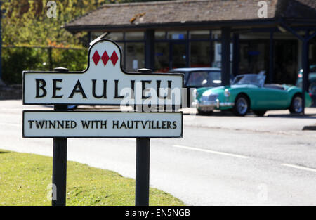 Beaulieu Village di New Forest Hampshire REGNO UNITO cartello stradale con auto classica in background Foto Stock