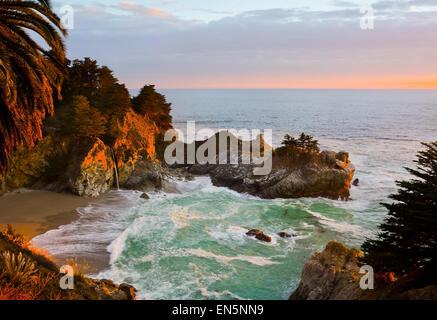 McWay cade in Big Sur al tramonto, California Foto Stock