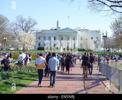 La folla di turisti davanti alla Casa Bianca a Washington DC Foto Stock