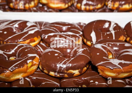 Vassoio con carichi di deliziosi dolci Portoghesi. Lisbona, Portogallo Foto Stock