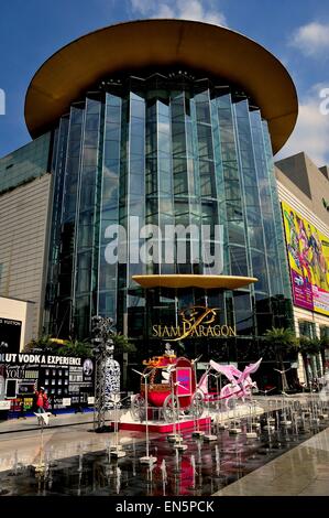 Bangkok, Thailandia: Ingresso facciata con fontane e decorazioni di Natale presso il raffinato Siam Paragon shoping center Foto Stock