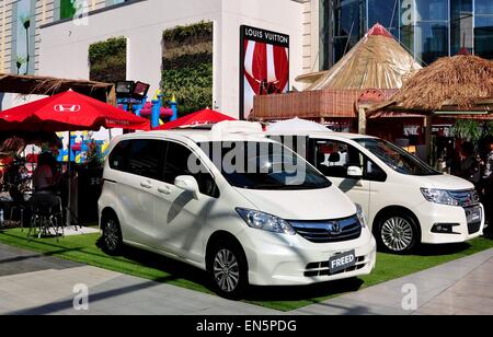 Bangkok, Thailandia: due nuove di zecca Honda sul display nel outdoor plaza al Siam Paragon Shopping Centre Foto Stock