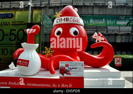 Bangkok, Thailandia: Banca di salita del polpo rosso decorazione di Natale in piazza all'aperto presso il raffinato Siam Paragon Foto Stock