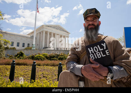 Alan Hoyle che tiene una Sacra Bibbia di fronte alla Corte Suprema degli Stati Uniti - Washington, DC USA Foto Stock