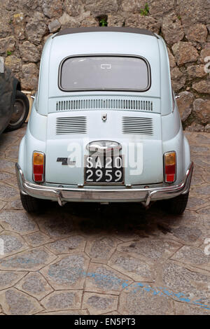Vecchia Fiat 500 auto parcheggiate in Ravello, Italia. Foto Stock