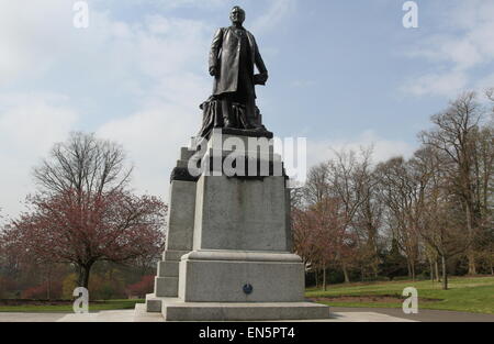 Statua di Andrew Carnegie in Pittencrieff Park Dunfermline Fife Scozia Aprile 2015 Foto Stock