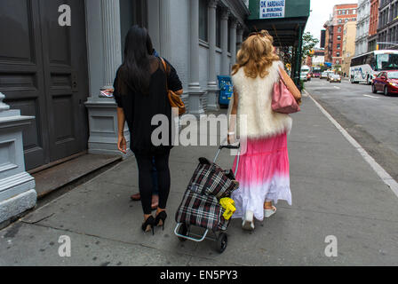 New York, NY, STATI UNITI D'AMERICA, le donne a piedi sulla strada, con carrello in Soho, Foto Stock