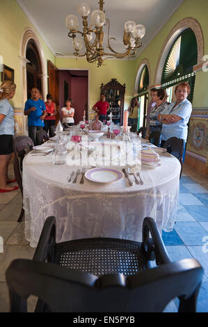 Vista verticale all'interno del Museo Romantico (Museo Romántico) in Trinidad, Cuba. Foto Stock