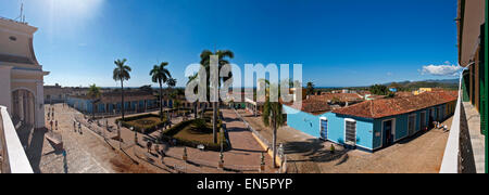 Panoramica orizzontale (3 picture stitch) vista aerea di Plaza Mayor in Trinidad, Cuba. Foto Stock