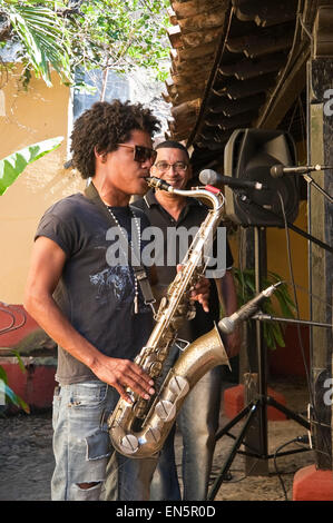 Ritratto verticale del sassofonista in una live band di salsa in Trinidad, Cuba. Foto Stock
