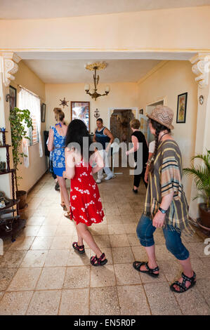 Vista verticale di un gruppo di turisti avente una lezione di salsa in Trinidad, Cuba. Foto Stock