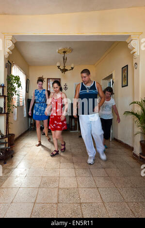 Vista verticale di un gruppo di turisti avente una lezione di salsa in Trinidad, Cuba. Foto Stock