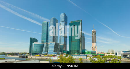 Cluster di splendido e moderno, edifici ad alta nel cuore di Mosca, Russia, svettante su un ansa del fiume Moskva. Foto Stock