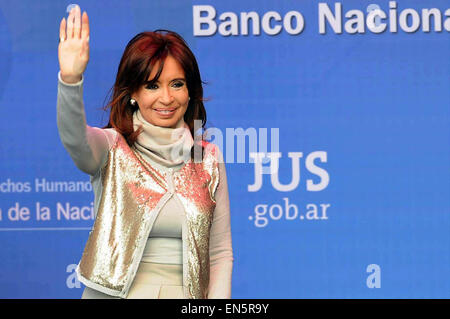 Buenos Aires, Argentina. 28 apr, 2015. Argentina del Presidente Cristina Fernandez onde al suo arrivo alla cerimonia di inaugurazione del nuovo edificio della Banca nazionale di materiali controllati e il registro nazionale delle armi a Buenos Aires, Argentina, il 28 aprile 2015. Credito: José Romero/TELAM/Xinhua/Alamy Live News Foto Stock