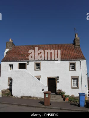 Casa con scala esterna Falkland Fife Scozia Aprile 2015 Foto Stock