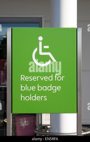 Parcheggio Disabili bay segno blu per i possessori di badge Foto Stock