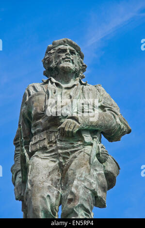 Verticale di vista ravvicinata di Ernesto Che Guevara statua di Santa Clara. Foto Stock