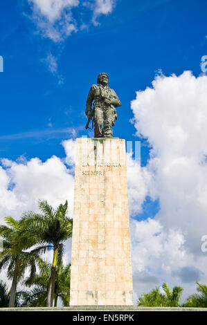 Verticale di vista ravvicinata di Ernesto Che Guevara statua di Santa Clara. Foto Stock