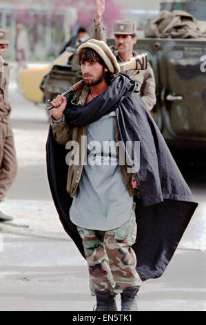 Un Afghan mujahideen fighter con Jamayat-e-Islami e l esercito nazionale afgano i soldati che hanno aderito con il mujahideen durante la lotta contro Hezb-i Islami forze dopo la caduta della capitale Aprile 19, 1992 a Kabul, Afghanistan. Combattimenti tra fazioni mujahideen cominciò quasi immediatamente dopo aver catturato la città. Foto Stock