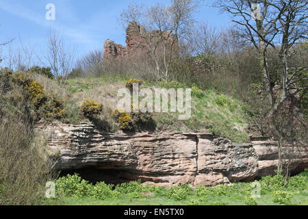 Rovine del Castello di Macduff Fife Scozia Aprile 2015 Foto Stock
