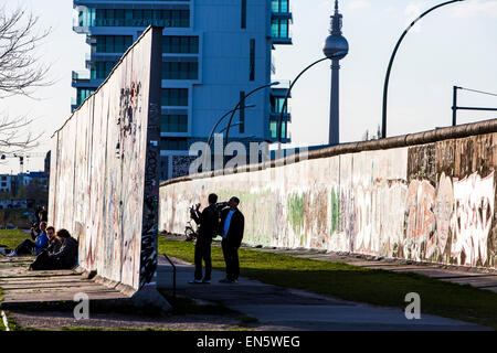 La East side gallery, par dell'ex muro di Berlino, dipinte da artisti da tutto il mondo, open air Museum di Berlino Foto Stock