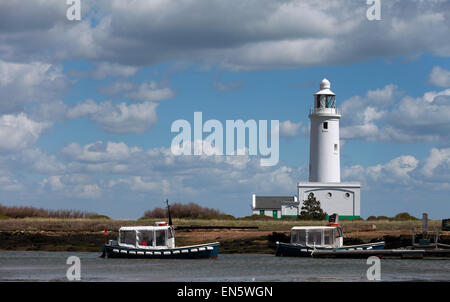 Hurst Ferry a Hurst punto con il faro in background a Hurst Spit Keyhaven, New Forest, Hampshire, Regno Unito Foto Stock