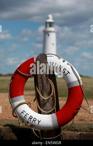 Hurst Ferry anello di vita con Hurst Point Lighthouse in background a Hurst Spit Keyhaven, New Forest, Hampshire, Regno Unito Foto Stock