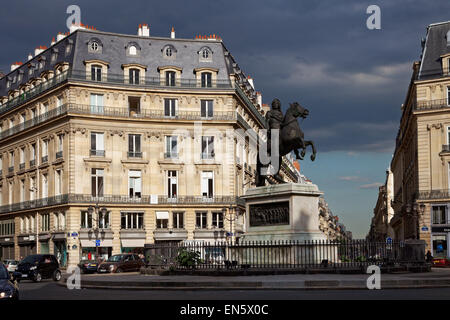 Parigi Place des Victoires statua originale, di Luigi XIV coronato dalla fama street Foto Stock