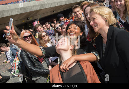 Il verde di leader di partito Natalie Bennett affronta gli studenti in Sheffield durante il 2015 elezioni generali Foto Stock