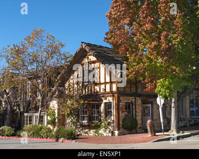 Scena di strada in autunno con negozi gallerie d'arte su Ocean Avenue Carmelo città di mare Monterey County in California Foto Stock