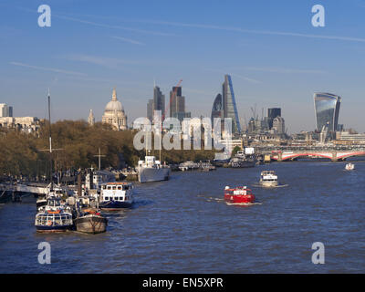 Città di Londra San Paolo e il fiume Tamigi visto da Waterloo Bridge London REGNO UNITO con imbarcazioni da diporto in primo piano London REGNO UNITO Foto Stock