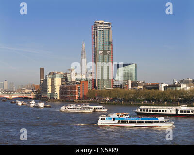 Vista dal ponte di Waterloo con il London Eye crociera sul fiume in barca e il South Bank Tower, il coccio e osso dietro SouthBank Londra Foto Stock