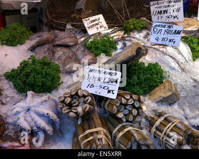 Pescivendolo display del British freschi frutti di mare compresi i cannolicchi, Orate di mare e il polpo al Mercato di Borough londinese di Southwark Foto Stock