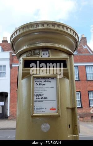 Golden Postbox a Lymington Hampshire Oro dipinta in onore di Ben Ainslie alle olimpiadi Foto Stock