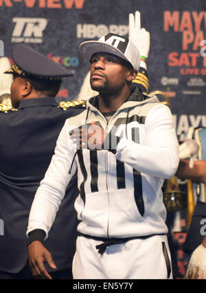 Aprile 28.2015. Las Vegas NV. Floyd Mayweather Jr.arriva per i tifosi Martedì al MGM Grand hotel. Floyd Mayweather Jr sarà lotta Manny Pacquiao il tanto atteso lotta in 2 Maggio al MGM Grand hotel.Foto da Gene Blevins/LA DailyNewsZumaPress Credit: Gene Blevins/ZUMA filo/Alamy Live News Foto Stock