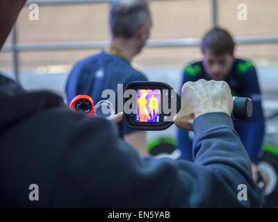 Manchester Velodrome, UK. 28 Aprile, 2015. Alex Dowsett Team Movistar effettuando test con infrarossi tecnica di imaging per il suo tentativo di record dell'ora su sabato 2 maggio 2015. Credito: Anthony Collins/Alamy Live News Foto Stock
